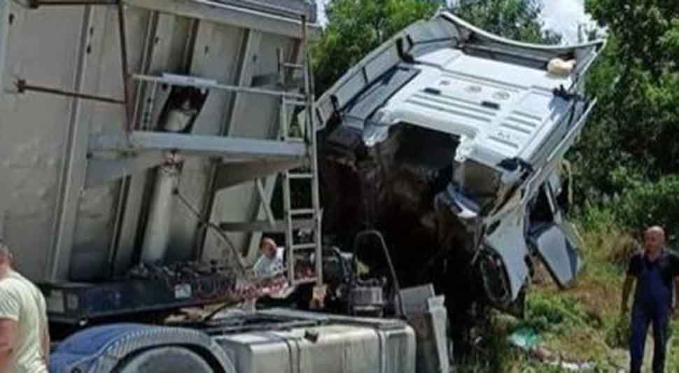 СТРАВИЧНА НЕСРЕЋА У КОСТОЛЦУ: Воз преполовио камион