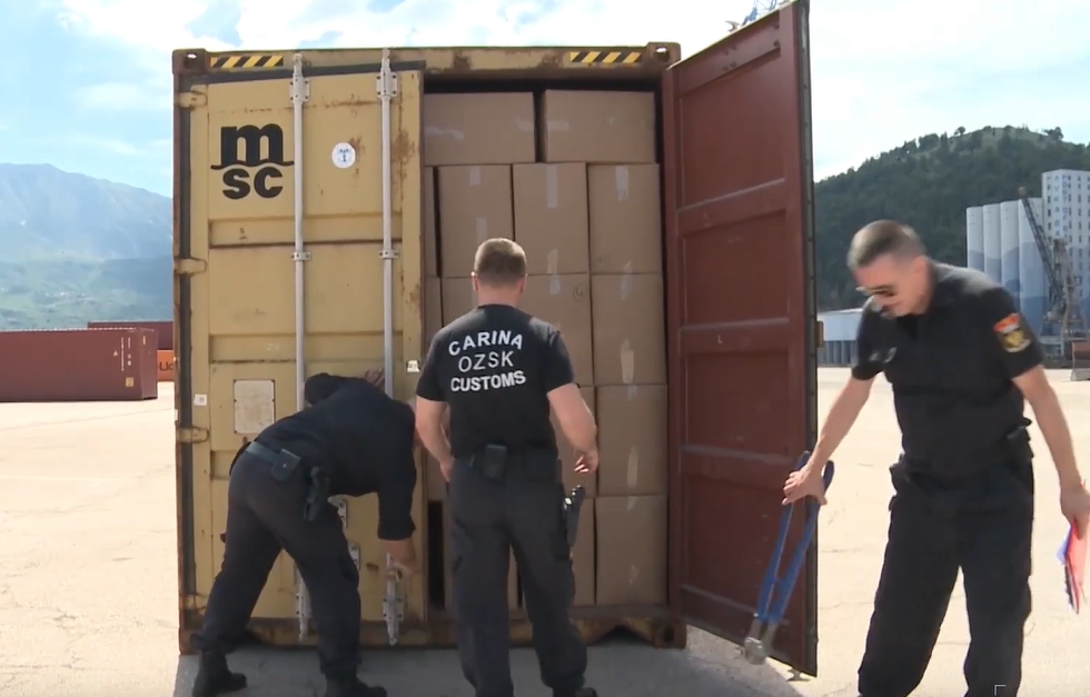 ЗАПЛИЈЕЊЕНО 4.000 ПАКЕТА ЦИГАРЕТА: Црногорска полиција пронашла осам контејнера неопорезованих дуванских производа