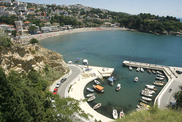 PRED OČIMA SUPRUGE: Preminuo turista tokom šetnje na crnogorskoj plaži