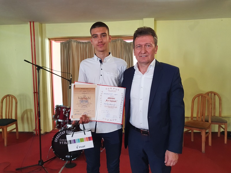 PERIĆ URUČIO POKLONE: Dejan Todorović Đak generacije Osnovne škole „Aleksa Šantić“ iz Ugljevika