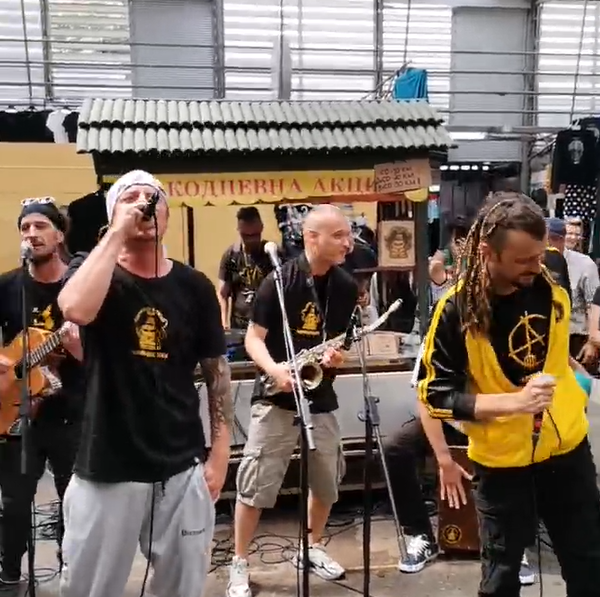 „PJEVAJ, BIĆE BOLJE“: Dubioza Kolektiv napravila spektakl ispred banjalučke Tržnice (VIDEO)