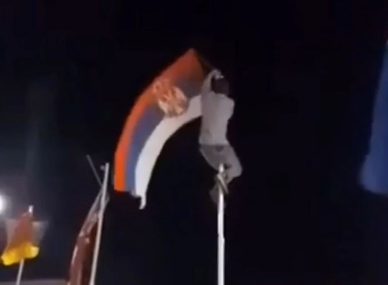 СКАНДАЛ У ХРВАТСКОЈ: Младић се попео на јарбол и скинуо српску заставу која је била истакнута због фестивала