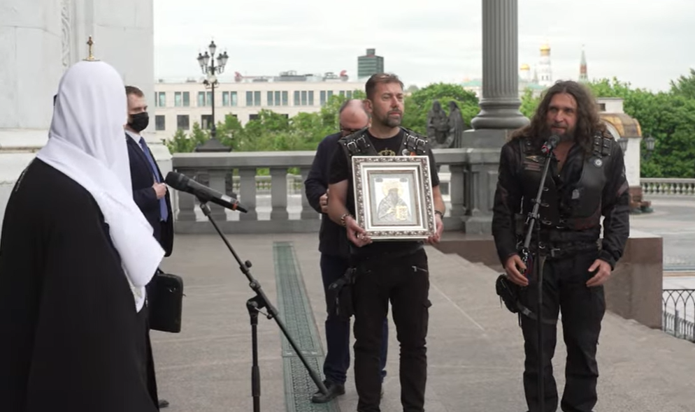 SVETINJA SA OSTROGA: „Noćni vukovi“ iz Srpske predali ruskom patrijarhu Kirilu ikonu Svetog Petra Cetinjskog (VIDEO)