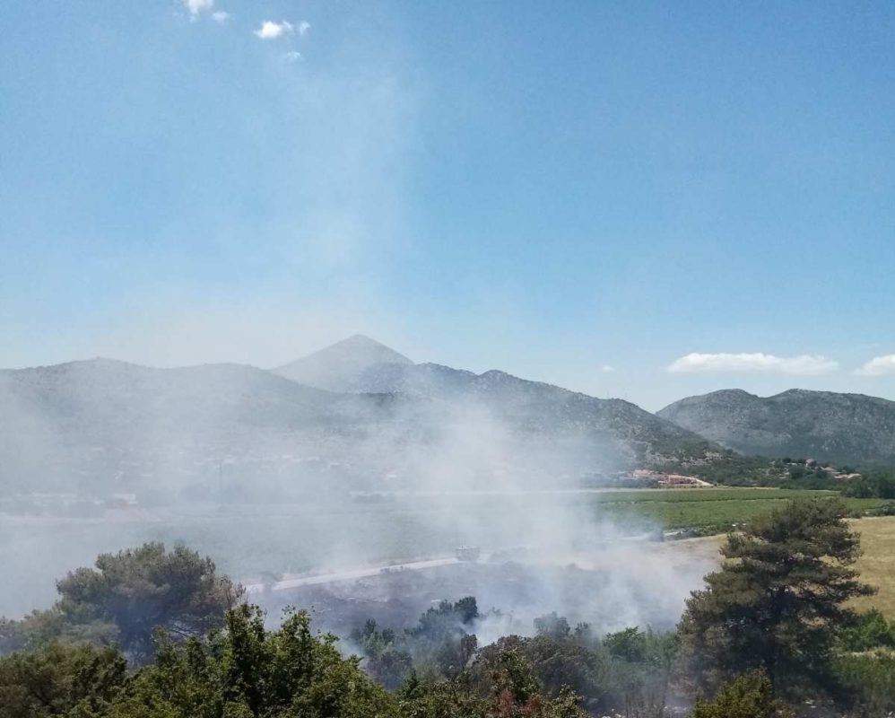 VATRA STIGLA DO KUĆA: Trebinjski vatrogasci ugasili požare