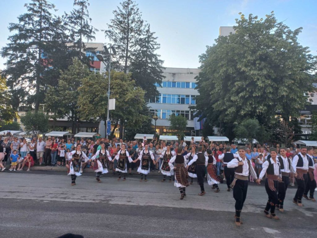 KOLO I SVEČANI DEFILE KOČIJA POVODOM TROJICA: Gradonačelnik Draško Stanivuković predvodio (FOTO/VIDEO)