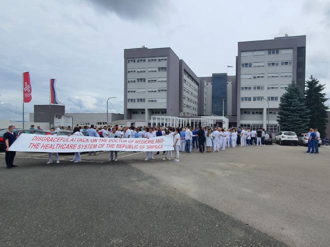 ZDRAVSTVENI RADNICI PROTIV SRAMOTNIH SANKCIJA: Podrška ministru Šeraniću iz Banjaluke, Bijeljine, Trebinja i Zvornika (FOTO)