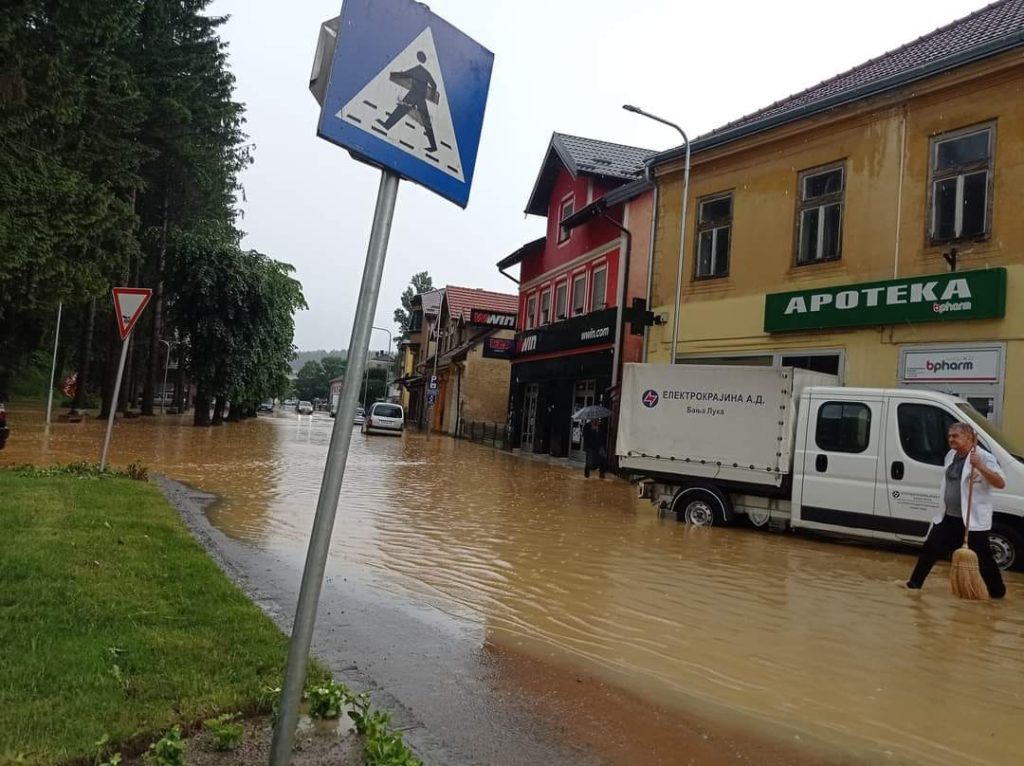 БУЈИЦЕ ИЗАЗВАЛЕ ПРОБЛЕМЕ: У Новом Граду поплавиле саобраћајнице и влада опасност од одрона