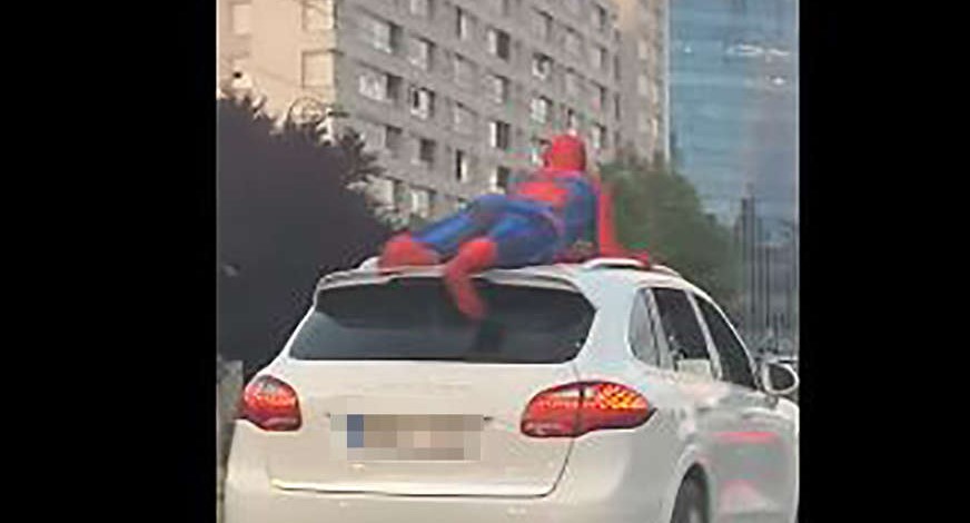 PROVOZAO „SPAJDERMENA“ NA KROVU TERENCA: Nesvakidašnja scena na glavnoj gradskoj saobraćajnici (VIDEO)