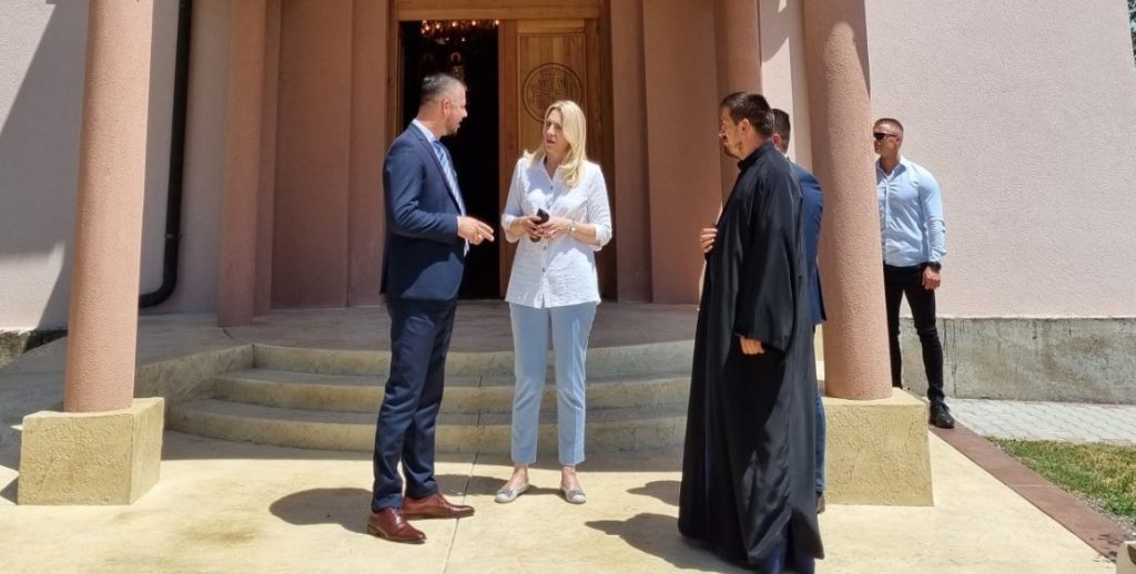 ДРУЖЕЊЕ СА МЈЕШТАНИМА: Цвијановићева посјетила Цркву Светог Лазара и породицу Млинаревић