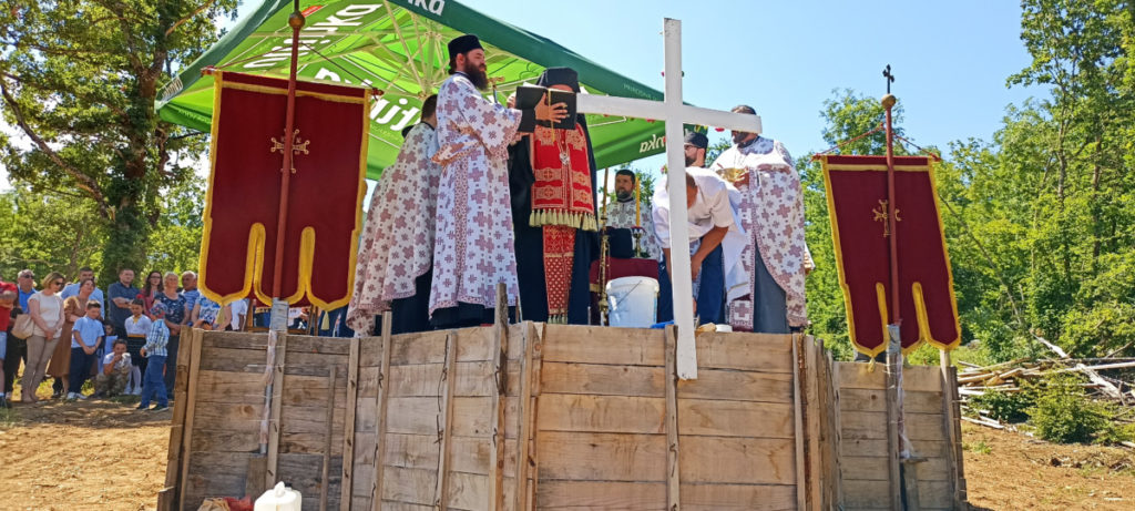 СРБИ ДА СЕ ВРАТЕ У КРАЈИНУ: Владика Сергије освештао темељ будућег храма у Дрвару