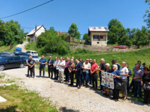 МУЧКИ УБИЈЕНИ НА СПАВАЊУ: Положени вијенци на мјесту страдања 21 српског борца у Чаклама код Трнова (ФОТО)