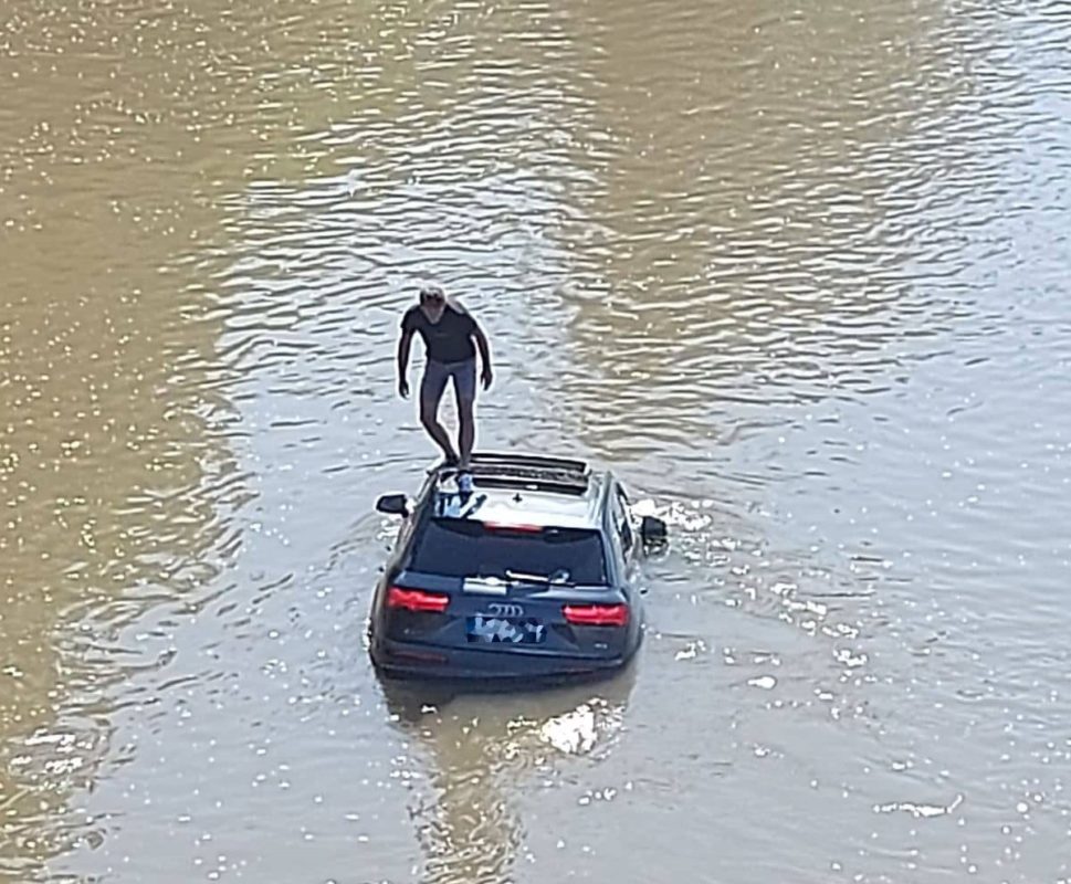 СКОК АУДИЈЕМ У РИЈЕКУ: Аутомобил потонуо, возач на крову (ФОТО)