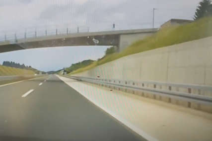 ŠOKANTAN SNIMAK: Sa nadvožnjaka nad autoputem bacaju kamenje na automobile (VIDEO)