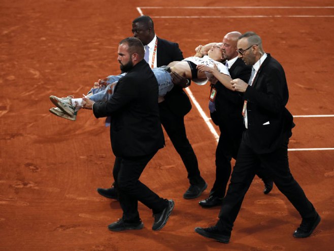 ХАОС НА РОЛАН ГАРОСУ: Дјевојка прекинула меч Чилић – Руд