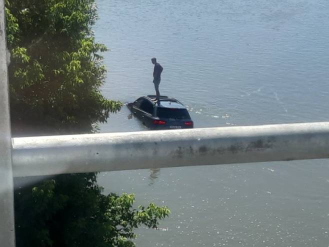 NESVAKIDAŠNJA SCENA U DOBOJU: Autom sletio u rijeku, pa na krovu čekao pomoć (FOTO)