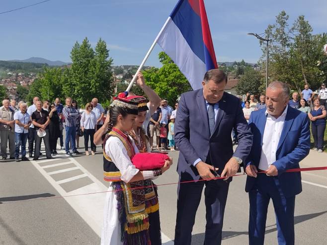 SVEČANO OTVOREN REGIONALNI PUT JEZERO – ŠIPOVO: Milorad Dodik presjekao vrpcu