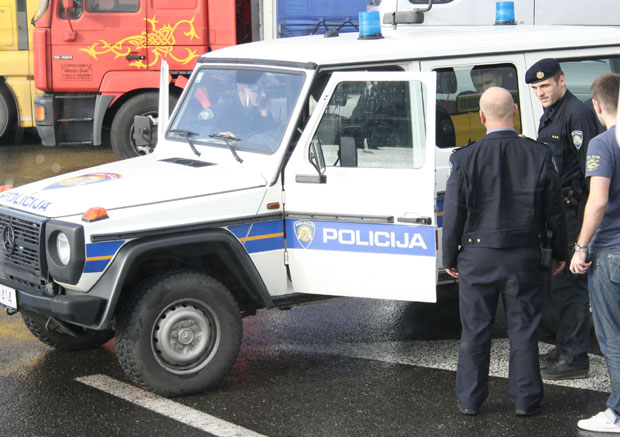POLICIJA SE ZABILA U AUTOMOBIL: Nesvakidašnja saobraćajna nezgoda u Zagrebu