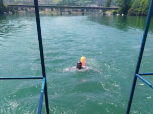 POMEN UBIJENIM SRBIMA: Održan memorijalni plivački maraton na Drini