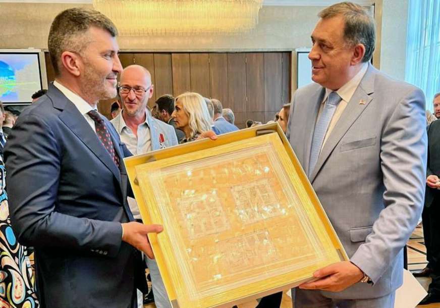 SPECIJALNO IZDANJE: Dodiku uručen komplet poštanskih maraka sa likom Petra Velikog