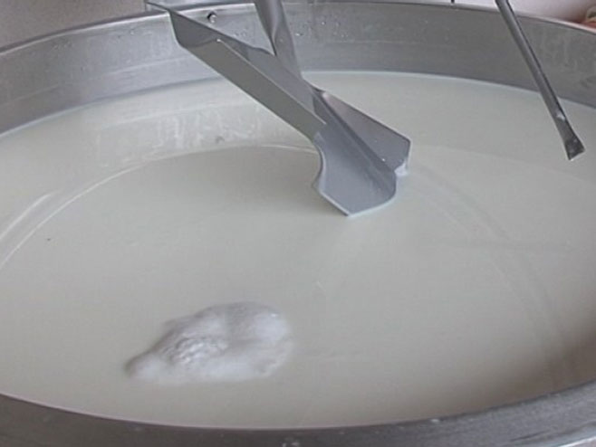 GODIŠNJE PROIZVEDE 10 MILIONA LITARA: Prnjavor treći u Srpskoj po plasmanu mlijeka
