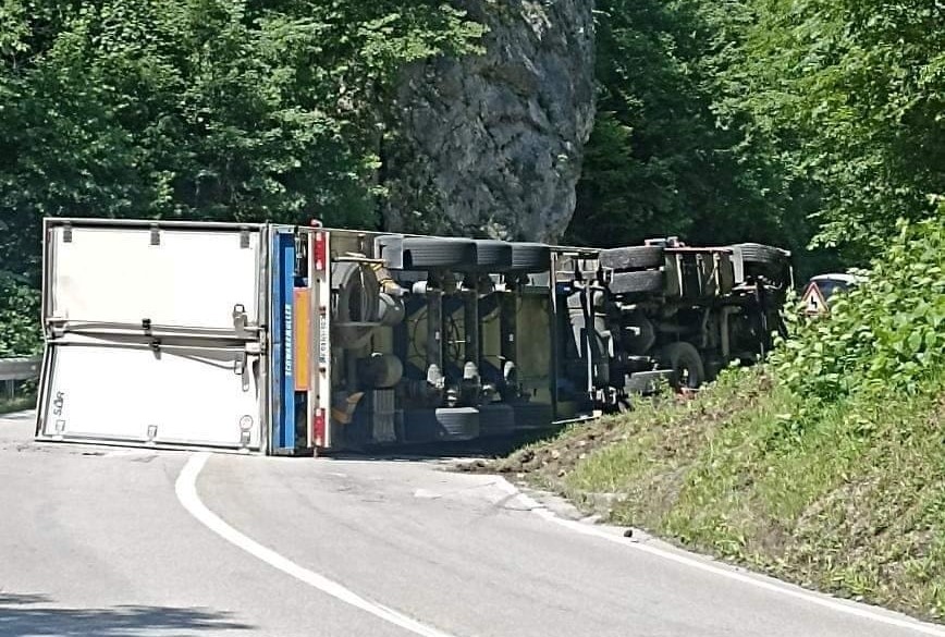TEŠKA NESREĆA KOD KLADNJA: Prevrnuo se kamion, vozač poginuo (FOTO)