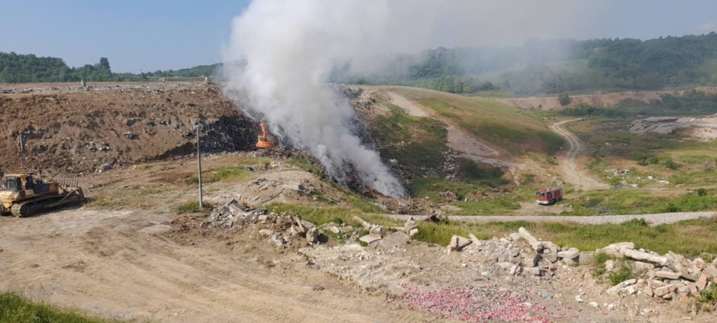 GAŠENJE POŽARA OTEŽANO: Gust dim i smrad na deponiji u Ramićima