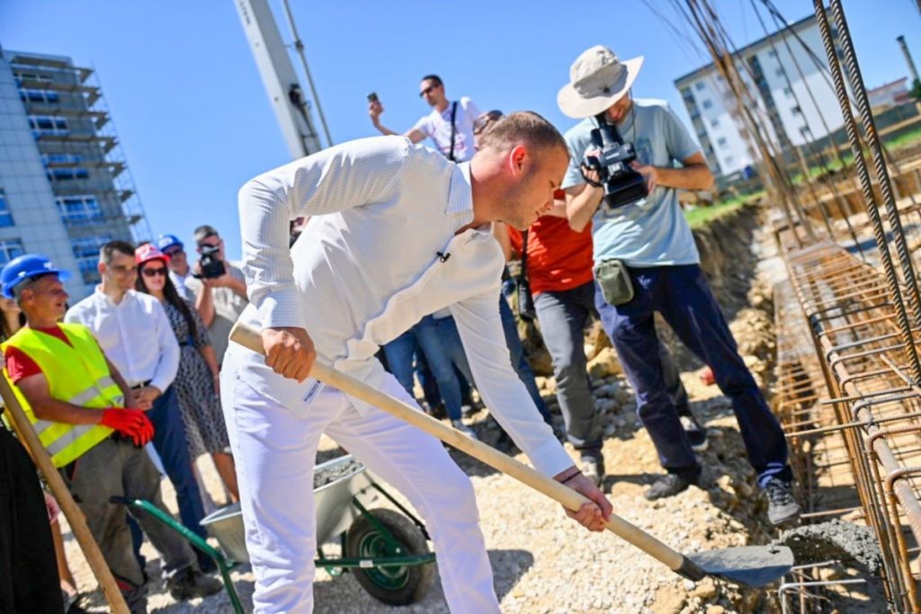 STANIVUKOVIĆ SE LATIO LOPATE: Položen kamen temeljac za izgradnju škole u Adi (FOTO)