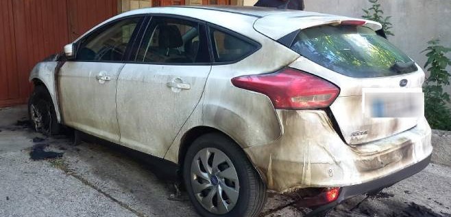 POŽAR U TREBINJU: Izgorio automobil novinarke RTRS