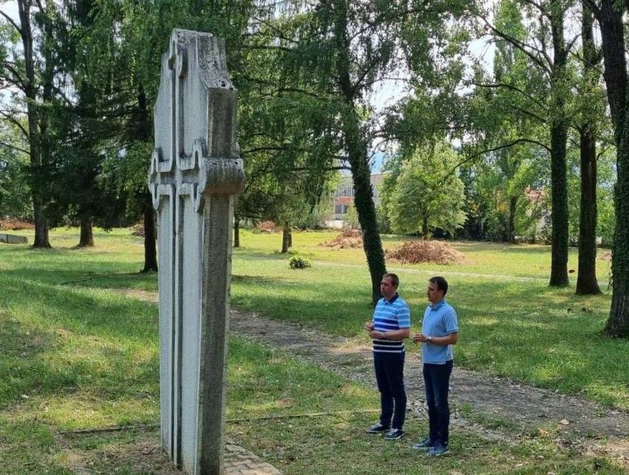 „ŠUŠNJAR SVJEDOČI I OPOMINJE“: Selak i Milošević prislužili svijeće za 5.500 Srba ubijenih za Ilindan