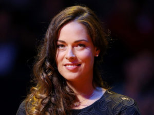 ANA IVANOVIĆ PROŠETALA U BEOGRADU KOMAD KOJI NIKADA NEĆE IZAĆI IZ MODE: Ove čizme su sve!