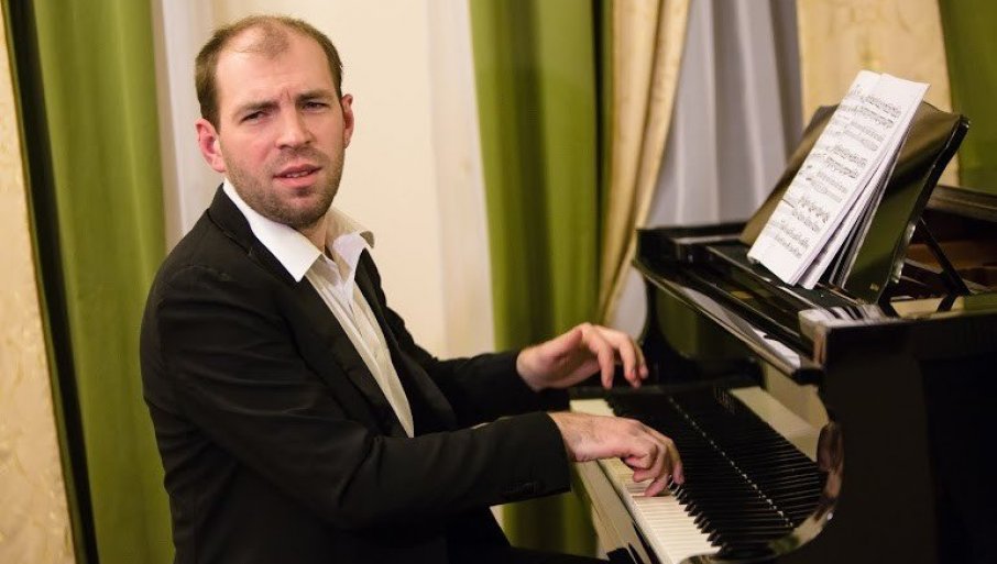 PIJANISTA SVJETSKE KLASE ANDREJ KOROBJENIKOV ODRŽAO KONCERT TREBINJCMA: Grad Sunca okupan čistim muzičkim notama