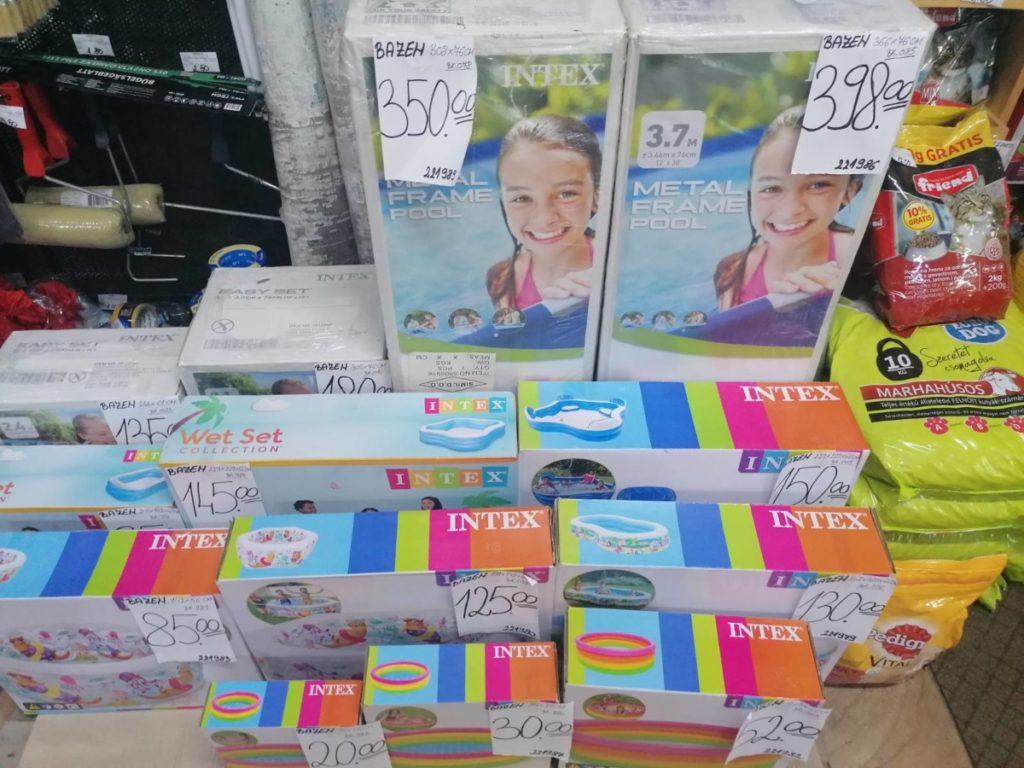 МОНТАЖНИ БАЗЕНИ „МИЈЕЊАЈУ“ ЉЕТОВАЊА: Грађани се расхлађују у својој режији