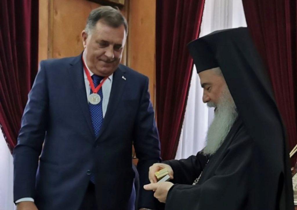 „PRIZNANJE ZA CIJELU SRPSKU“: Miloradu Dodiku uručen Orden Jerusalimske patrijaršije