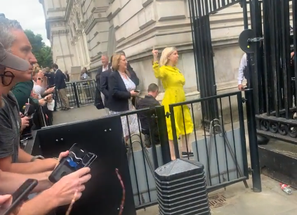 SKANDAL U BRITANIJI: Ministarka obrazovanja pokazala srednji prst građanima (VIDEO)