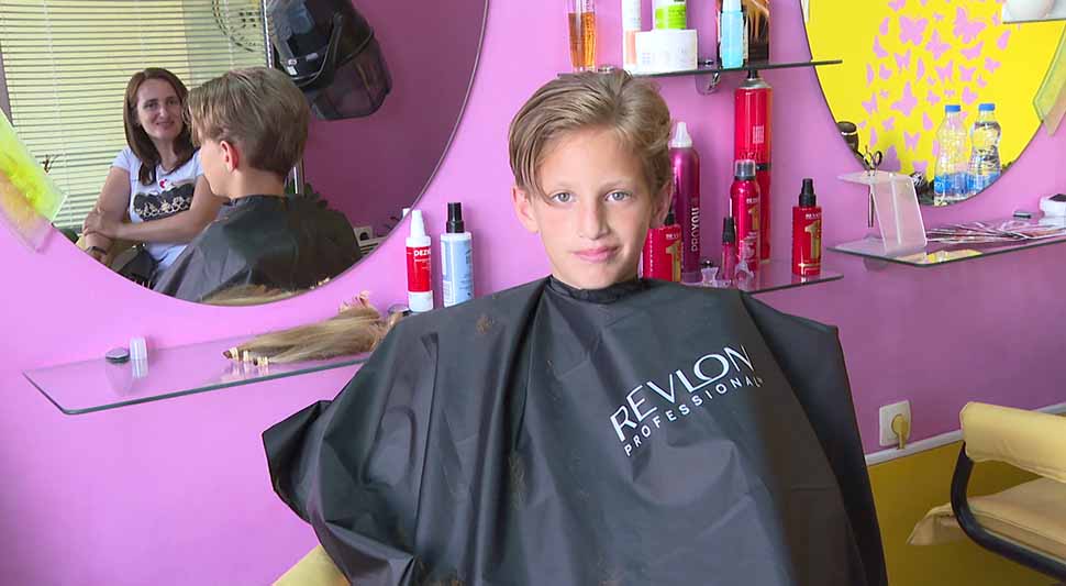 GEST KOJI JE ODUŠEVIO JAVNOST: Dječak Maksim donirao kosu u humanitarne svrhe