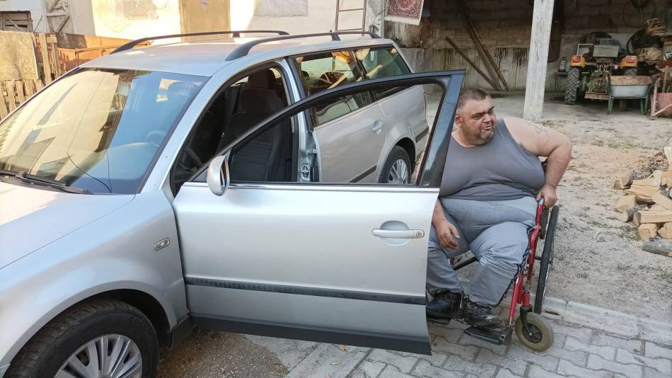 ЛИЈЕПА ПРИЧА ИЗ НОВОГ ГРАДА: Пријатељи и комшије поклонили ауто Предрагу који је у инвалидским колицима