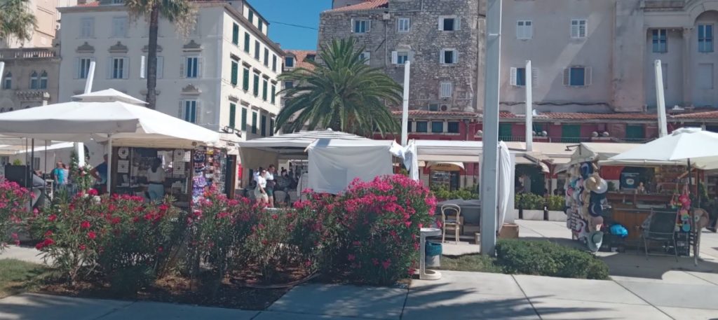 „POČEO SAM DA POVRAĆAM“: Vlasnika vile u Splitu šokirala grupa Britanaca