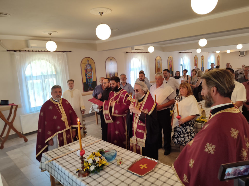 EPISKOP JEFREM U PODGRADCIMA KOD GRADIŠKE: Služio liturgiju i osveštao parohijsku salu