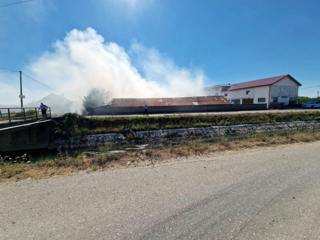 DOBRE VIJESTI OD BIJELJINSKIH VATROGASACA: Lokalizovan požar na napuštenom auto – otpadu