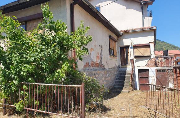 GEST HUMANOST U ZVORNIKU: Porodici Manojlović kupljena stara kuća, potrebna rekonstrukcija