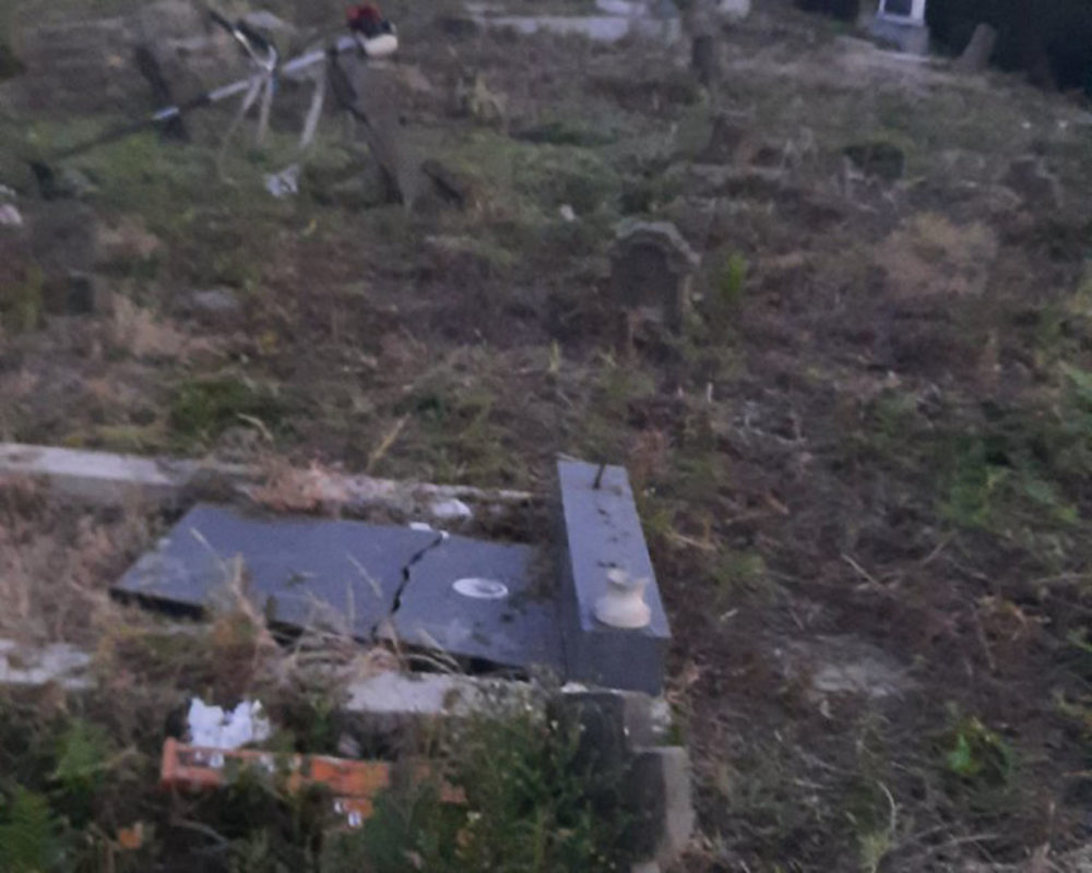 GORNJE BABICE – PRAVA SLIKA ETNIČKOG ČIŠĆENJA: Na devastiranom groblju služen parastos za Srbe iz sela u koje se niko nije vratio