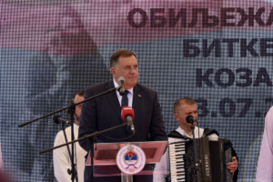 „KOZARAČKA EPOPEJA ŽIVI I ŽIVJEĆE“ Dodik sa Mrakovice poručio da srpske žrtve ne smijemo zaboraviti