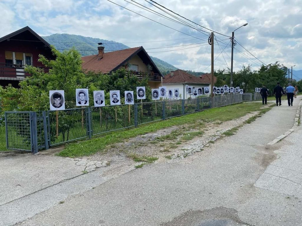 DA PODSJEĆAJU I DA SE NE ZABORAVI: Fotografije srpskih žrtava premještene u Zalazje