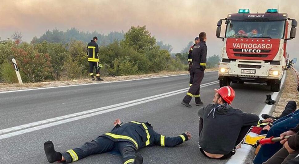 TEŠKA NOĆ IZA NJIH: Vatrogasci iz Šibenika iscrpljeni nakon cjelonoćnog gašenja požara (FOTO)
