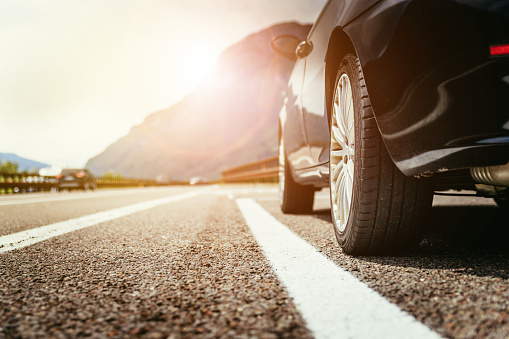 LJETNE VRUĆINE ŠTETE VOZILIMA: Kako visoke temperature utiču na gume automobila?
