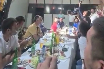 HIT SNIMAK PJEVAČICE NA BAGERU: Na ovakvoj proslavi sigurno niste bili (VIDEO)