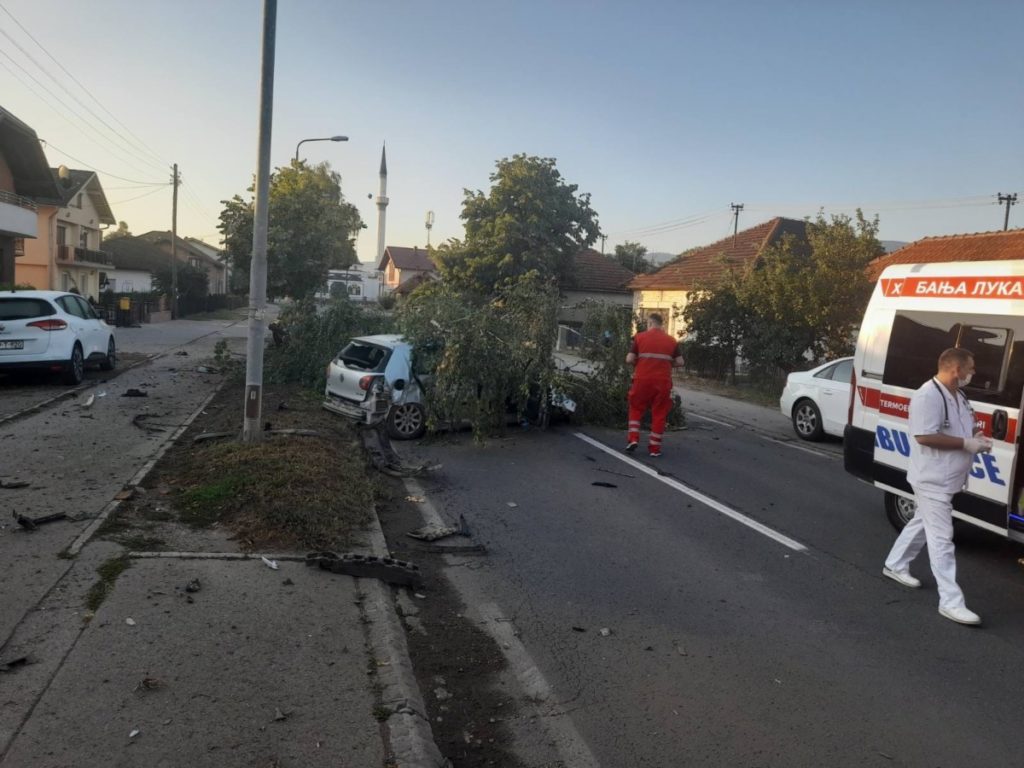 UDARIO U DRVO PORED PUTA: Dvije osobe povrijeđene u saobraćajnoj nesreći na ulazu u Banjaluku