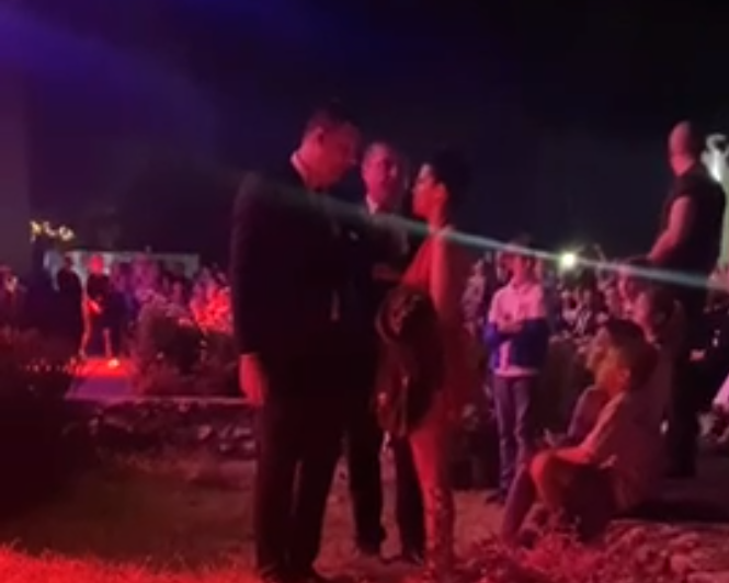 PESNICOM UDARILA STANIVUKOVIĆA: Poznat identitet djevojke koja je napala gradonačelnika Banjaluke
