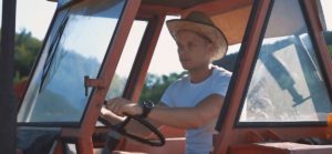 SVAŠTA LOLA UMIJE, U SVE SE RAZMIJE: Stanivuković vozi traktor i balira sijeno (VIDEO)
