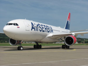 МЕЂУ ПУТНИЦИМА И 10 БЕБА: Авион „Ер Србије“ полетио из Дубаија и требао би да слети у Београд иза поноћи